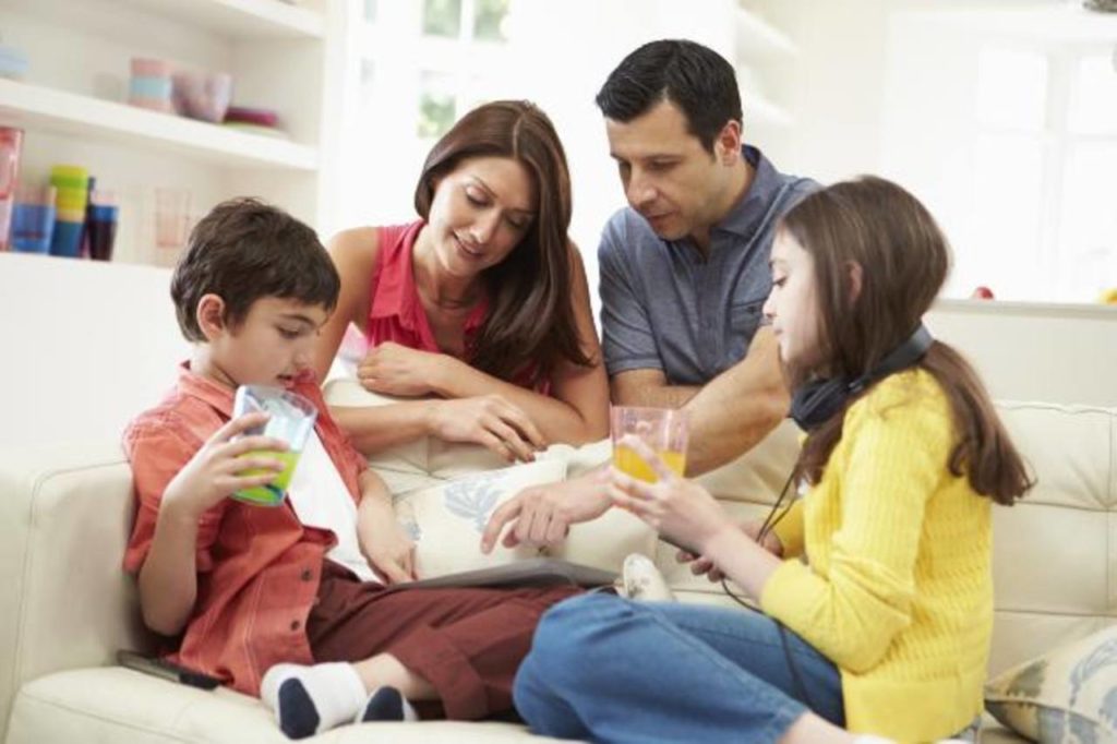 familia compartiendo juntos 